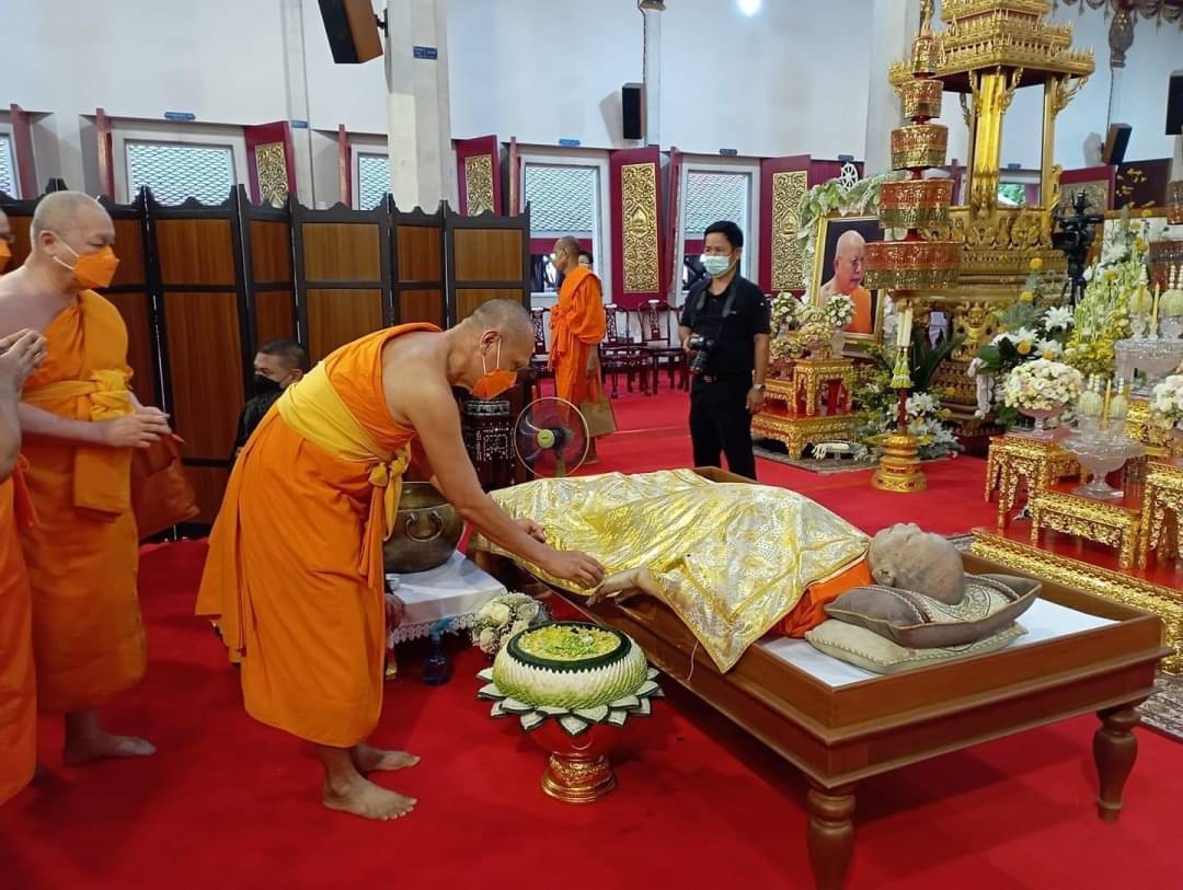 คณะสงฆ์วัดพระธรรมกาย เข้าถวายน้ำสรงศพ พระเดชพระคุณพระวิสุทธิวงศาจารย์