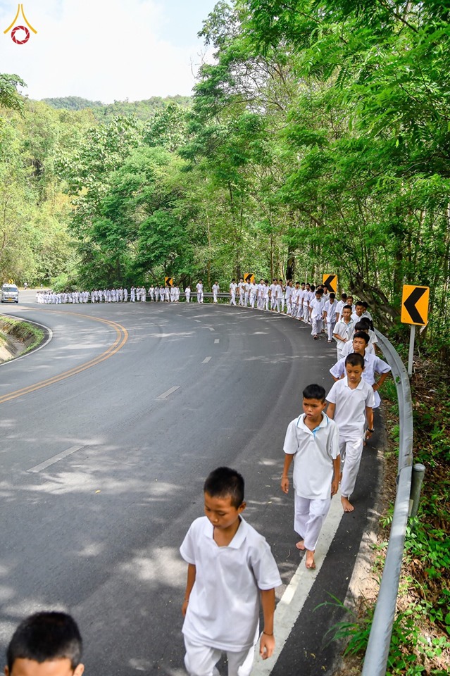 วัดบ้านขุน จัดเดินธรรมยาตรา ฉลองแชมป์สอบบาลี