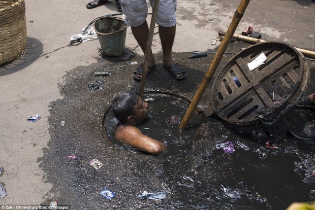 รู้จักอาชีพ “ทำความสะอาดท่อระบายน้ำ” ในบังกลาเทศ ต้องผจญสิ่งสกปรกด้วยตัวเปล่า..ขนาดนี้เลยหรือ??