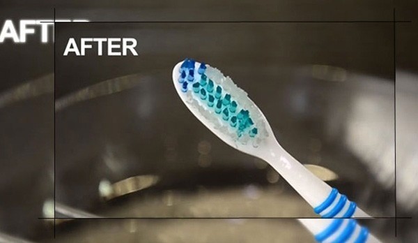 เจ๋ง !!! วิธีคืนรูปแปรงสีฟันขนบานไม่น่าใช้ ให้กลับมาเหมือนใหม่ด้วยน้ำร้อน