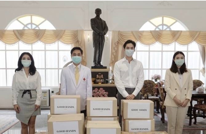 "พีช พชร " พร้อมครอบครัว มอบ สเปรย์ เจล แอลกอฮอล์ และ ชุด PPE สภากาชาดไทย