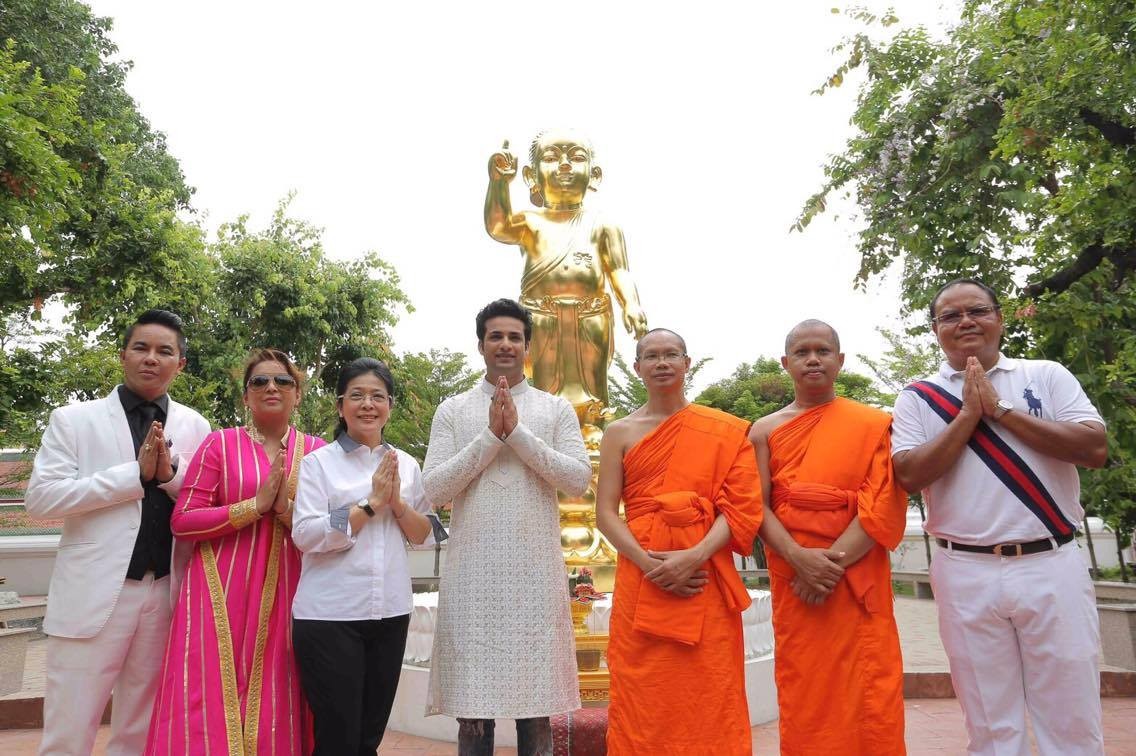 Himanshu Soni  พระเอกซีรีส์ ‘พระพุทธเจ้า’ มาทำบุญที่วัดสระเกศ (รวมภาพ)