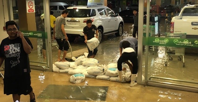 สงขลาโดนหนัก! หลังฝนถล่มต่อเนื่อง ทำให้น้ำทะลักเข้าห้างโลตัส - รถจมน้ำเสียหายจำนวนมาก