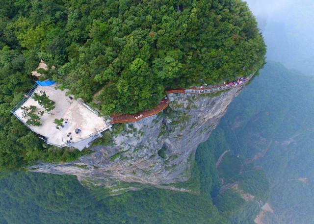 จีนท้าความสูง เปิดทางเดินสะพานแก้ว ผ่านภูเขาสูง 1,400เมตร