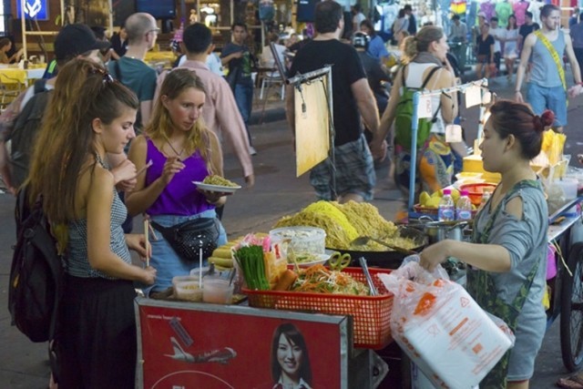 กรุงเทพฯ พัฒนาสตรีทฟู้ดส์ ปิดถนน-จัดโซนล้างจาน–แยกขยะ ให้เสร็จในเดือนพฤษภาคมนี้