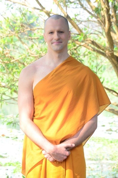 ฝรั่งหล่อหัวใจธรรมะ "คาเมรอน" ติวเตอร์สู่ "พระสตีฟ" ขวัญใจคนดู