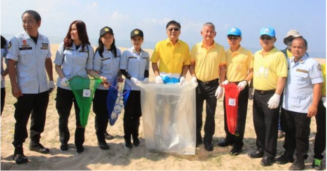 ข้าราชการเก็บขยะชายหาด