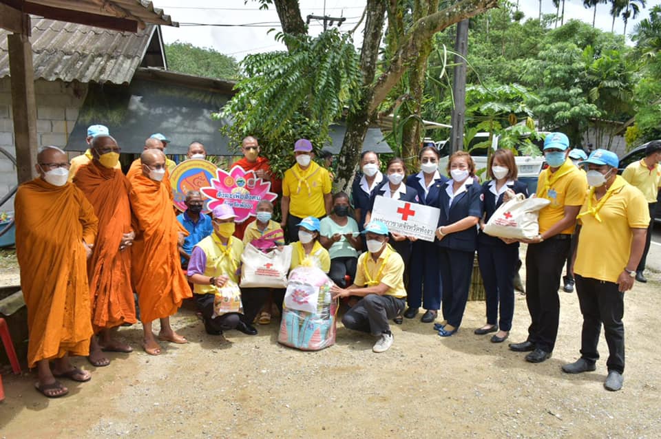 คณะสงฆ์จังหวัดพังงา นำสิ่งของอุปโภค บริโภค ไปมอบให้กับประชาชน