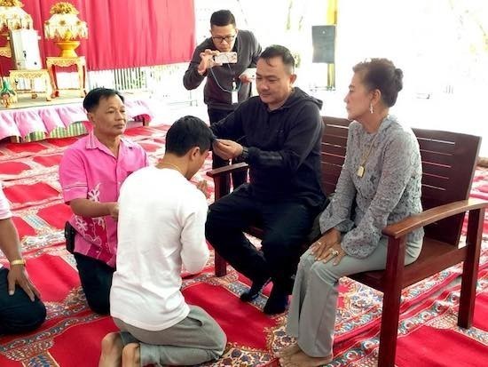 บวชแทนคุณพ่อแม่ - ปลงผม “นาค เจ” ...