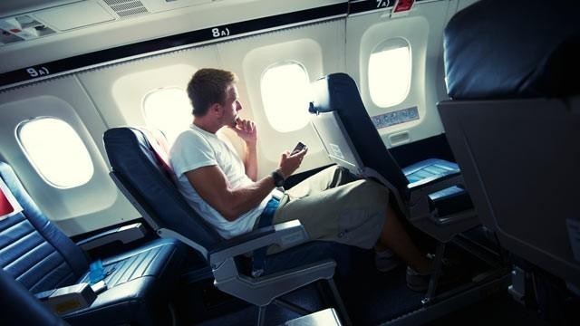 ทำไมต้องปรับโหมดโทรศัพท์เป็น 'flight mode' เมื่ออยู่บนเครื่องบิน?