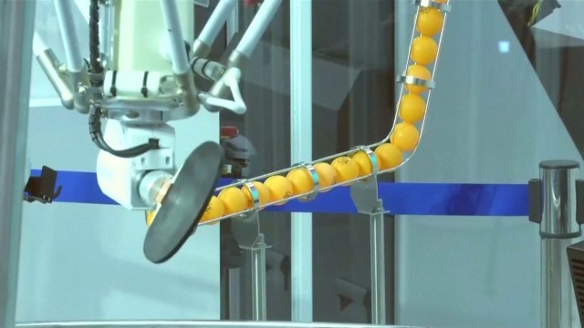นักกีฬาปิงปองเหรียญทองแดงโอลิมปิกชาวญี่ปุ่น ทดลองตีโต้ปิงปองกับ 'หุ่นยนต์'