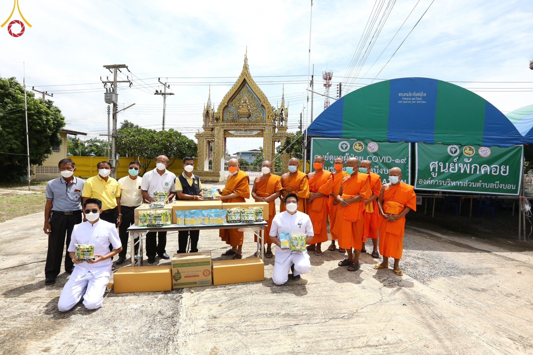 คณะสงฆ์ปทุม ร่วมกับวัดพระธรรมกายมอบถุงยังชีพช่วยผู้ติดเชื้อโควิด อ.หนองเสือ