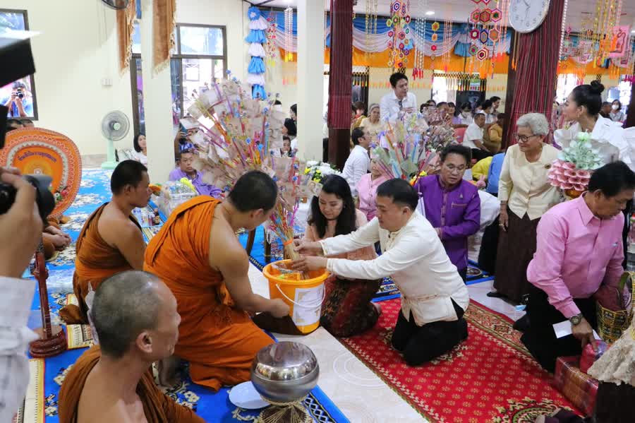 กรมประชาสัมพันธ์ ทอดกฐินสามัคคีเพื่อสร้างฐานพระเจ้ามหาจักรพรรดิ จ.อุบลราชธานี