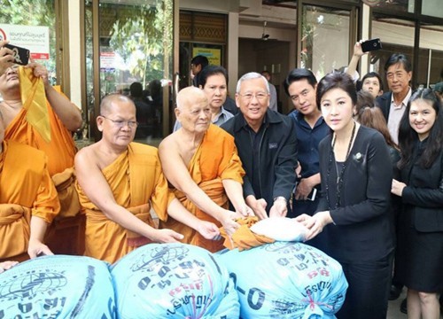 'อดีตนายกฯยิ่งลักษณ์' ทำบุญบริจาคข้าวสาร 1 ตัน วัดทุ่งเหียง ชลบุรี เลี้ยงอาหารกลางวันเด็กถวายเป็นพระราชกุศล