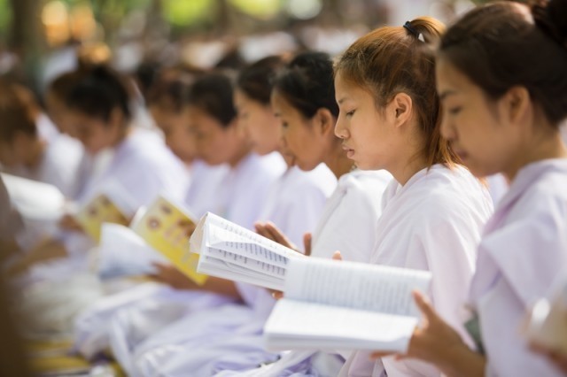 "หลวงพ่อคะ สวดมนต์ในใจ กับ สวดมนต์แบบออกเสียงดัง อานิสงส์เท่ากันไหมคะ.?"