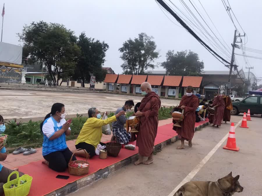 ผู้ว่าฯ เลย นำพุทธศาสนิกชนทำบุญตักบาตรตามโครงการทำบุญตักบาตรทุกเช้าวันพุธ