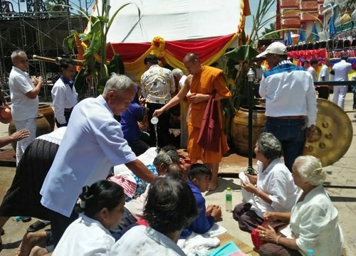 พลังศรัทธาชาวไทยอีสานร่วมฟื้นฟู จัดพิธีฮดสรงพระภิกษุ พิธีเก่าแก่ตั้งแต่ปี 2456