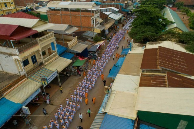 กัมพูชา จัดพิธีบรรพชาเยาวชนกว่า 1,000 รูป เพื่อฟื้นฟูพระพุทธศาสนา