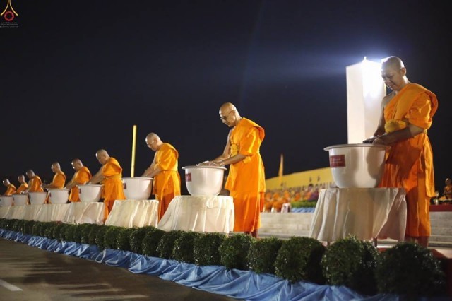 ประมวลภาพพิธีเวียนประทักษิณและปลูกต้นเบญจทรัพย์ เพื่อถวายเป็นพุทธบูชาในวันลอยกระทง