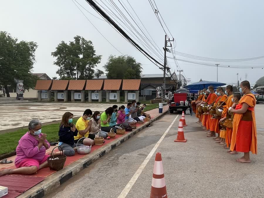 พุทธศาสนิกชนชาวจังหวัดเลย ร่วมทำบุญตักบาตรตามโครงการทำบุญตักบาตรทุกเช้าวันพุธ