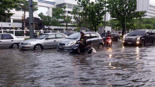 วิกฤติหนัก แยกรัชดา-ลาดพร้าว ฝนถล่มน้ำท่วมแนะเลี่ยงเส้นทาง