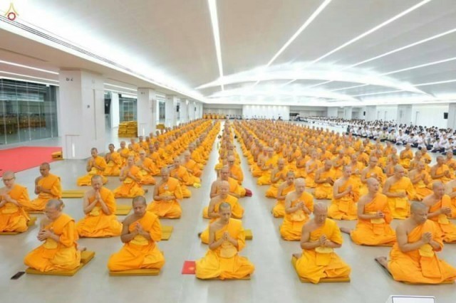 พระภิกษุวัดพระธรรมกาย ทำสามีจิกรรม (ทำวัตรพระเถระ) ต่อหลวงพ่อทัตตชีโว เนื่องในฤดูเข้าพรรษา