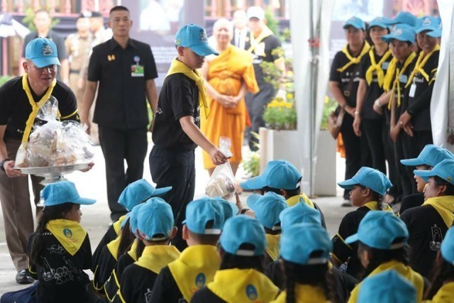 พระองค์เจ้าทีปังกรฯ เสด็จวัดประยูรฯ สนทนาธรรมกับพระพรหมบัณฑิต และทรงร่วมกิจกรรมจิตอาสา