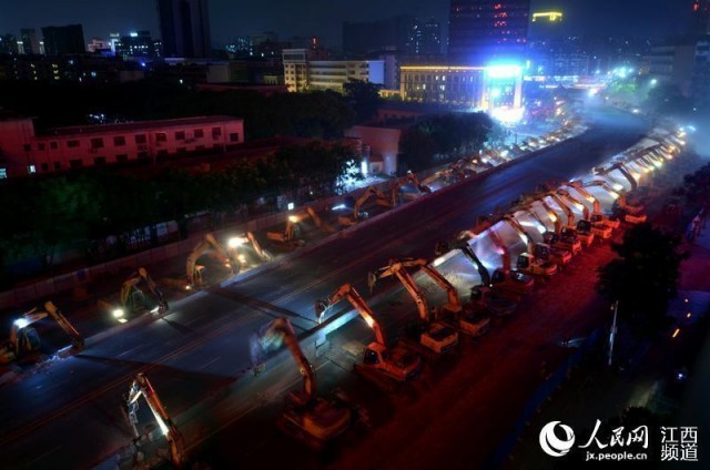 ความพร้อมเพรียงยังความสำเร็จ:จีนรวมพลัง! ขนแบ็คโฮนับร้อยคัน รื้อถนนเสร็จชั่วข้ามคืน