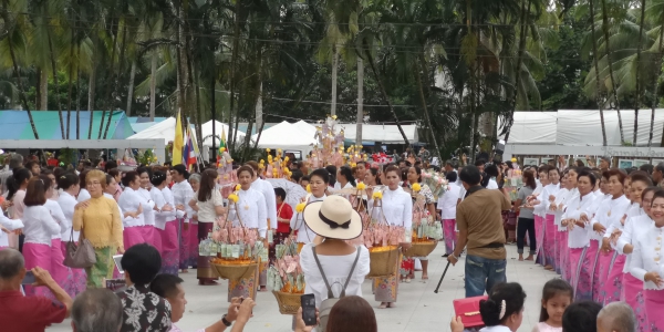 ประชาชนร่วมขบวนแห่ทอดกฐิน ณ วัดคมนียเขต (วัดคึกคัก)