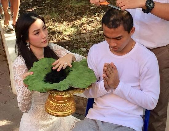 บวชแทนคุณพ่อแม่ - ปลงผม “นาค เจ” ...