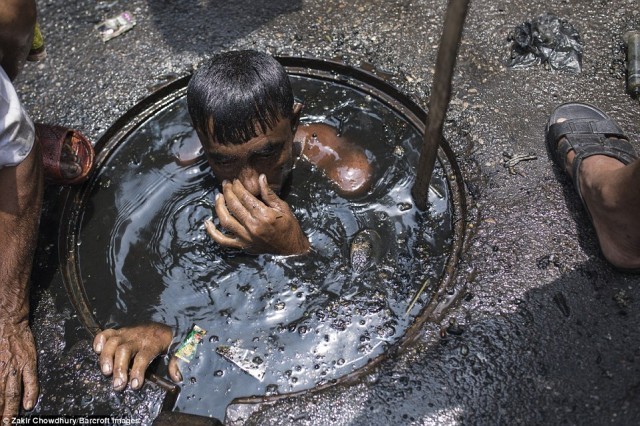 รู้จักอาชีพ “ทำความสะอาดท่อระบายน้ำ” ในบังกลาเทศ ต้องผจญสิ่งสกปรกด้วยตัวเปล่า..ขนาดนี้เลยหรือ??
