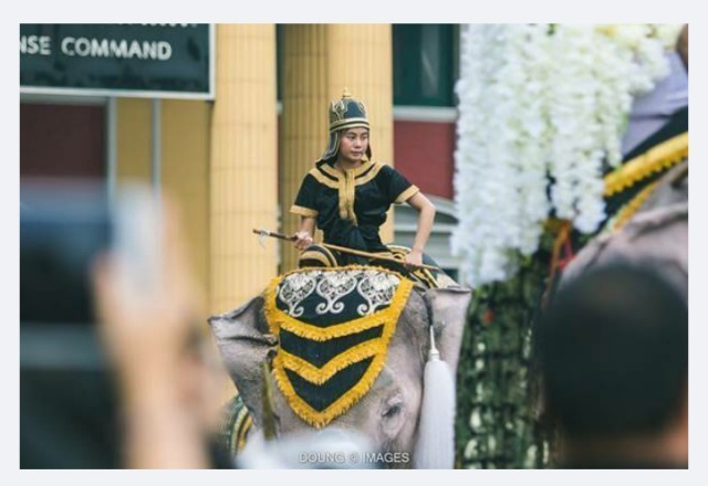 เปิดภาพ หมอพลอย ควาญช้างหญิง ในขบวนช้างแสดงความอาลัย 11 เชือก