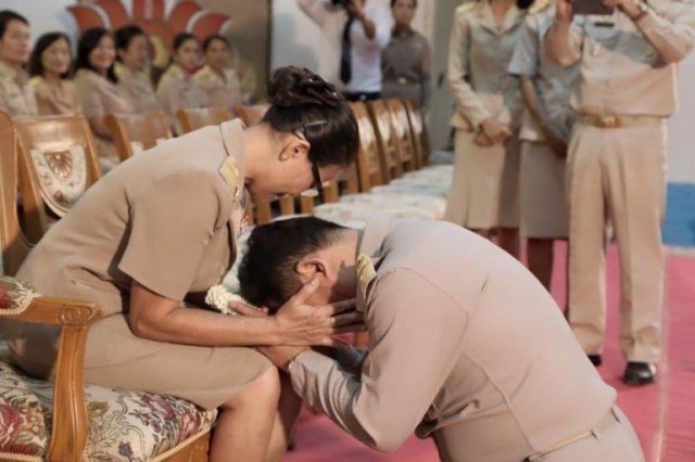 ซาบซึ้ง!!ภาพที่หาดูได้ยากครูต้นแบบอย่างแท้จริง