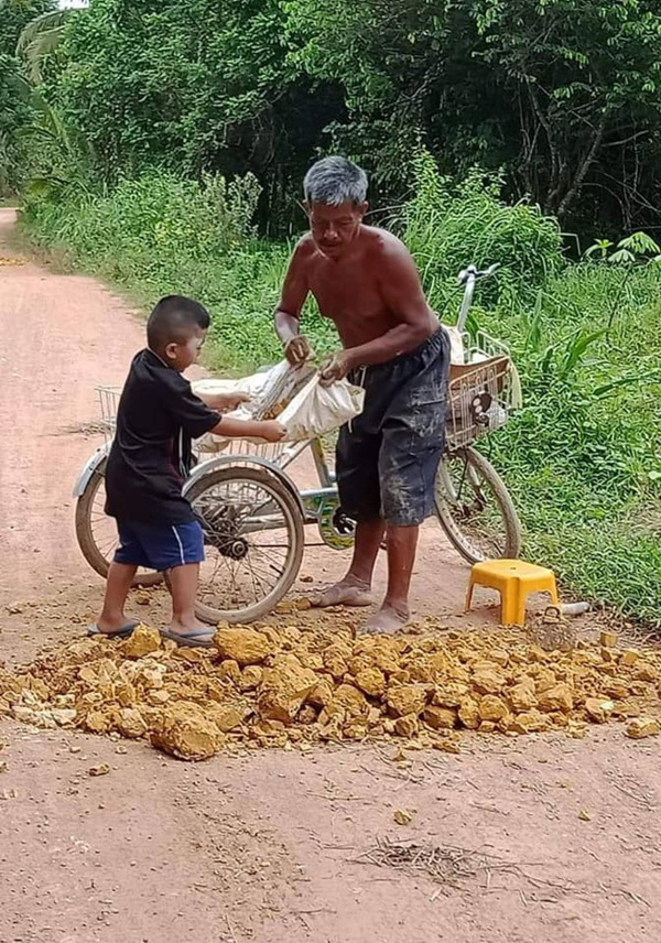ตาหลาน ปั่นจักรยานเก็บเศษดิน ช่วยถมหลุมถนนเพื่อคนในหมู่บ้าน