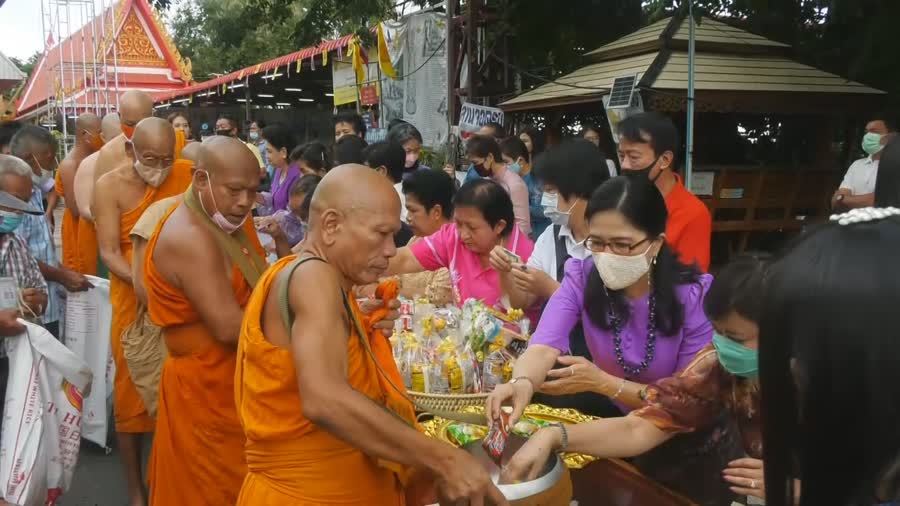 จ.ชัยนาท จัดงานประเพณีตักบาตรเทโวโรหณะ ประจำปี 2563 ตักบาตรพระสงฆ์ 85 รูป