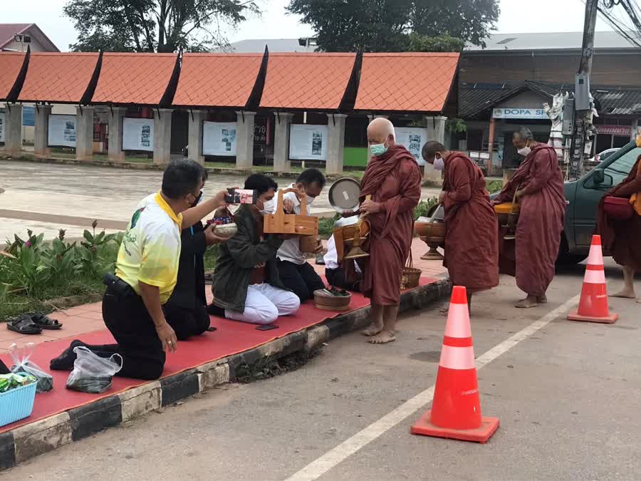 ผู้ว่าฯ เลย นำพุทธศาสนิกชนทำบุญตักบาตรตามโครงการทำบุญตักบาตรทุกเช้าวันพุธ