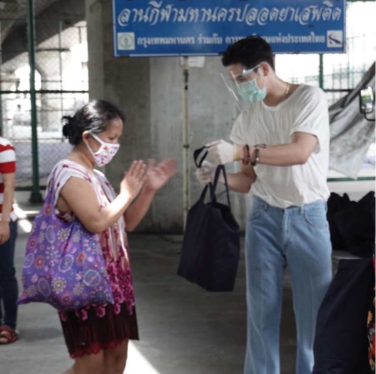 หล่อใจบุญ “พีช พชร” ถือโอกาสดีในวันเกิดอายุ 27 ปี มอบถุงยังชีพบรรเทาทุกข์ให้ชุมชนบางรัก