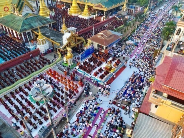 สาธุชนเนืองแน่น!!!ครั้งแรกในประวัติศาสตร์..ตักบาตรพระ 3,000 รูป เมืองเมียวดี