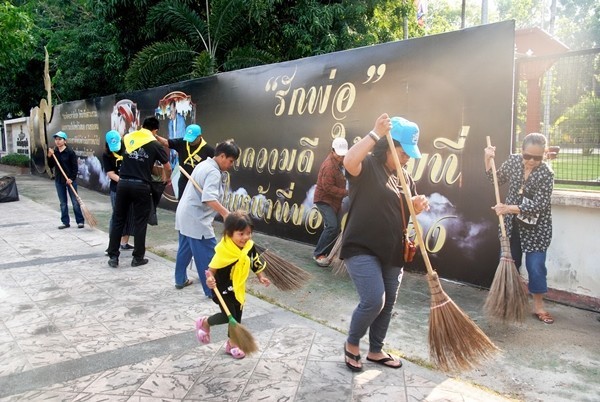 ชาวหัวหิน ปลดผ้าระบายไว้ทุกข์ขาวดำรั้ววังไกลกังวล หลังเสร็จงานพระราชพิธีฯ “ในหลวง ร.9”