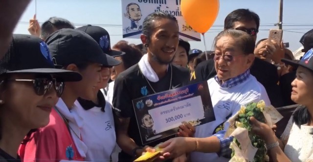 "ตูน" น้ำตาซึม ตระกูลคงมาลัย -ชาวสุพรรณฯ มารอต้อนรับ วิ่งสู่บ้านเกิดอย่างอบอุ่น