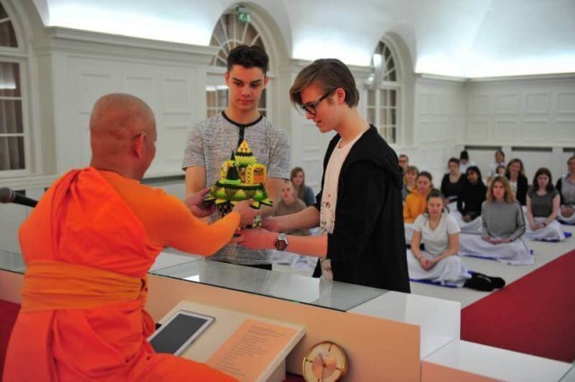 ประมวลภาพ จัดสอนพระพุทธศาสนาและวัฒนธรรมชาวพุทธ ให้กับคณะนักเรียน Høng Efterskole ประเทศเดนมาร์ก