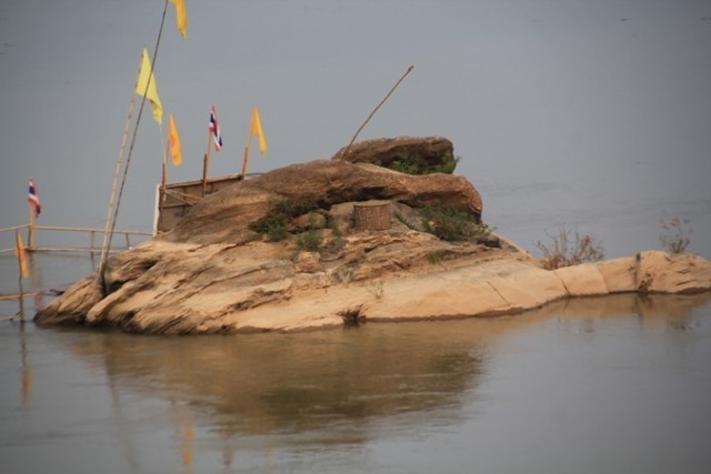 ‘รอยพระพุทธบาท’ 2,000 ปี กลางลำโขง โขดหินศักดิ์สิทธิ์ ขึ้นเหนือน้ำ 1 ปีมีครั้งเดียว
