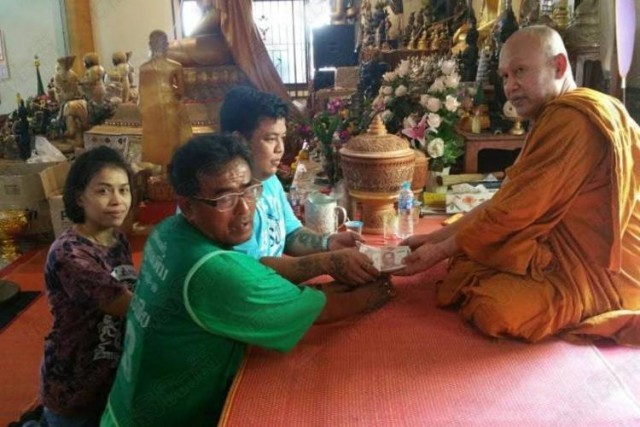 ซึ้งพระคุณ! เด็กวัดถูกหวยกว่า 6 ล้าน นำเงินสด 5 แสน ถวายเงินให้วัด