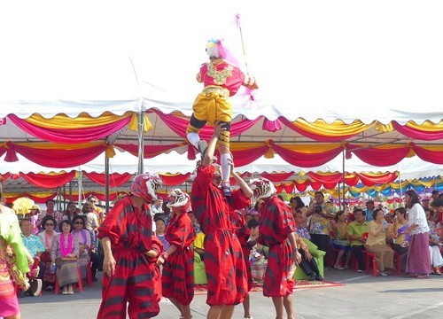 แห่หางหงส์ธงตะขาบเปิดงานถนนข้าวแช่เมืองปทุมฯ รับเทศกาลสงกรานต์