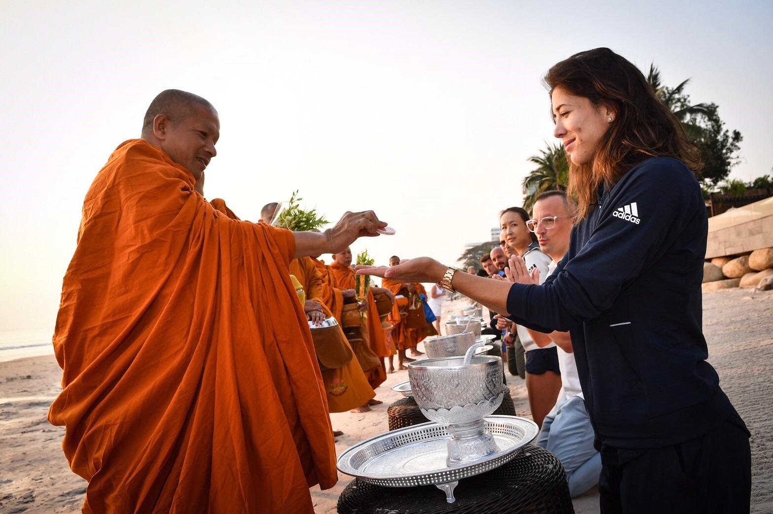 สองนักเทนนิสระดับโลก ทำบุญตักบาตรพระก่อนลุยศึกครั้งใหม่