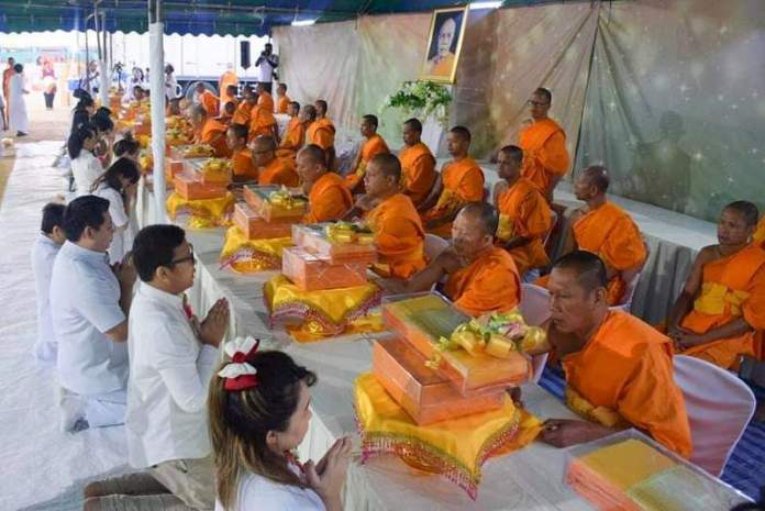 พุทธศาสนิกชนร่วมถวายภัตตาหารพระธรรมยาตรา 1,135 รูป อย่างเนืองแน่น