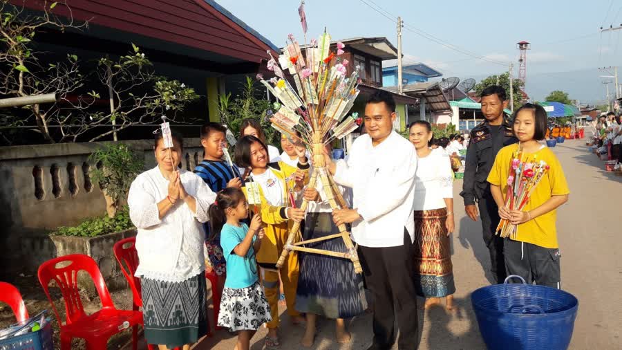 "ถนนบุญ" โครงการสวดมนต์หน้าบ้าน ทำบุญตักบาตร รักษาศีลห้าตามวิถีพุทธ