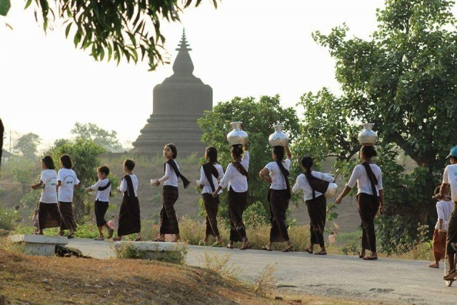 หนุ่ม สาวในมรัดอู พม่า เดินร่วมใจกันไป สรงน้ำพระตามเจดีย์ต่าง ๆ ในเทศกาลสงกรานต์