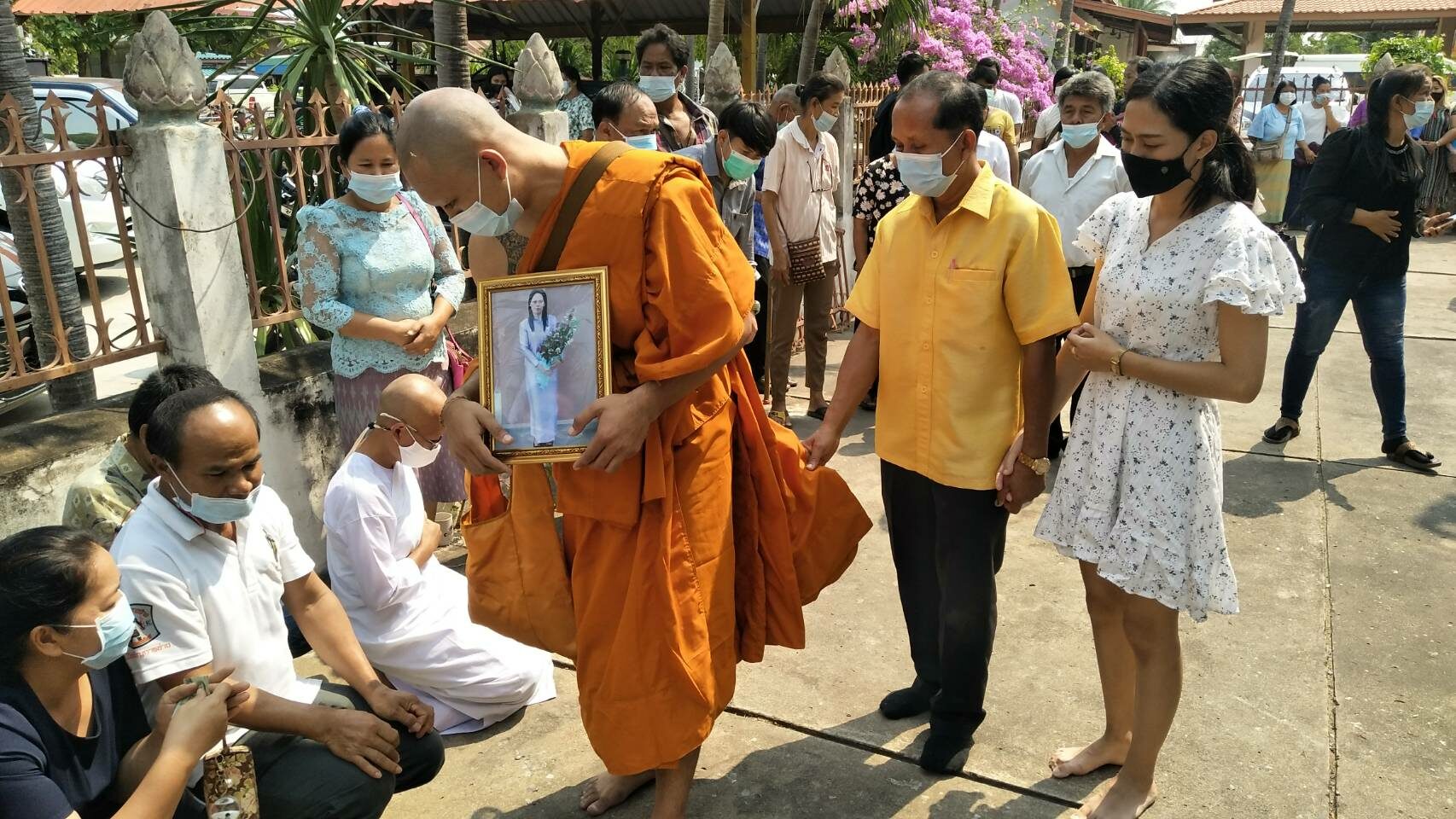 คนแห่ร่วมงานบวชพระอั๋น จนล้นวัด