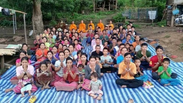 พุทธศาสนิกชนชาวเขากว่า 25 ครอบครัว เดินทางนิมนต์พระนำสวดมนต์-ปฏิบัติธรรมที่หมู่บ้าน